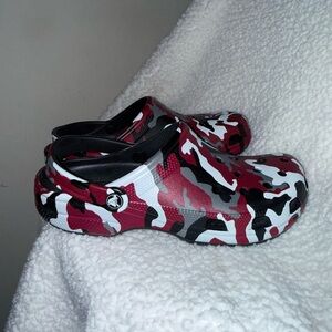 CROCS Red White Black Camo Slip-On Clogs Size 11W/9M